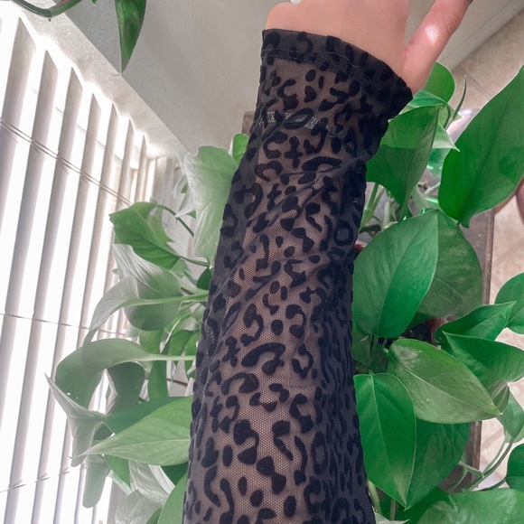 89th and Madison black cheetah print sleeves, medium - Picture 2 of 5